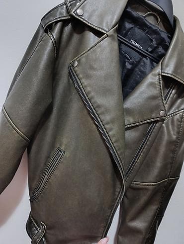 starke sa platformom: PULL&BEAR ženska bajkerska jakna od veštačke kože - Model — 2