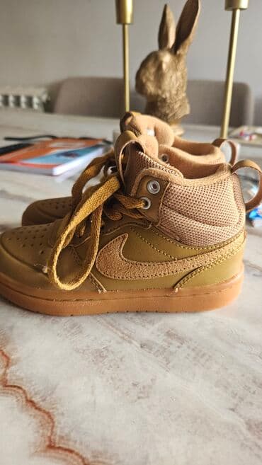 zlatne kopačke: Dečije Nike patike – model Mid/High u karamel/“wheat” nijansi. - — 4
