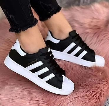 Sportske patike – klasičan “shell toe” model sa tri pruge - Dizajn na lalafo.rs Sportske patike – klasičan “shell toe” model sa tri pruge - Dizajn