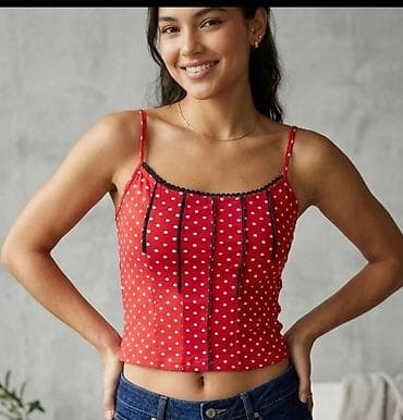 Haljine: Crveni ženski top na bretele sa belim tufnama - Kroj: kratki top — 1