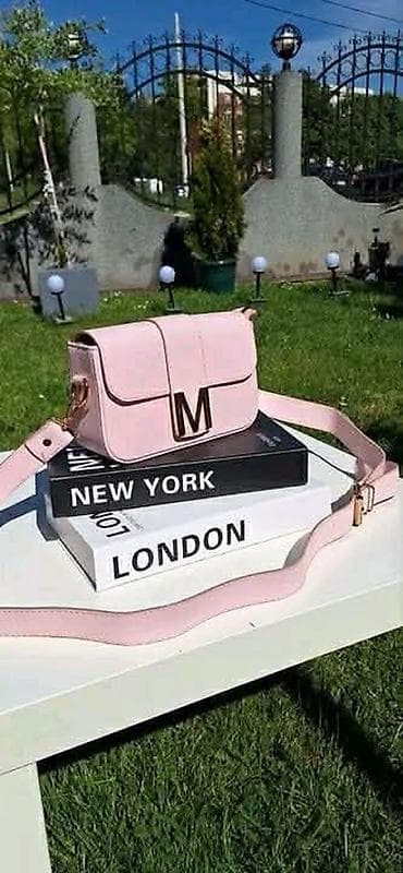 putni aksesoari: Mini crossbody torba sa slovom “M” na kopči. - Dizajn: pravougaona — 2