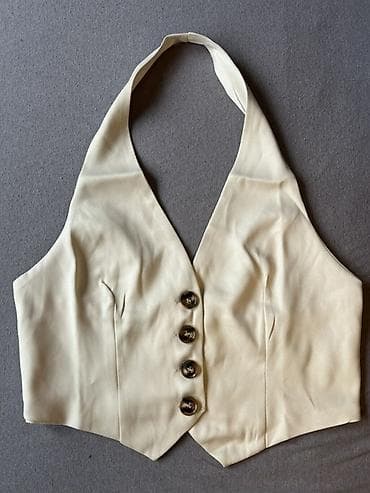 Ženski prsluk/halter prsluk u krem boji. - Kroj: halter stil sa na lalafo.rs Ženski prsluk/halter prsluk u krem boji. - Kroj: halter stil sa