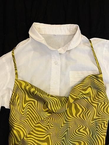 95 bele: Ženska mini slip haljina na tregere sa apstraktnim talasastim printom — 2