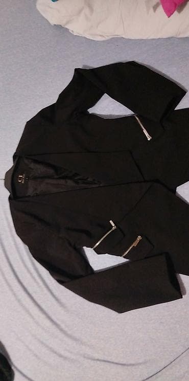 Elegantni ženski sako u crnoj boji - Klasican, strukiran kroj koji