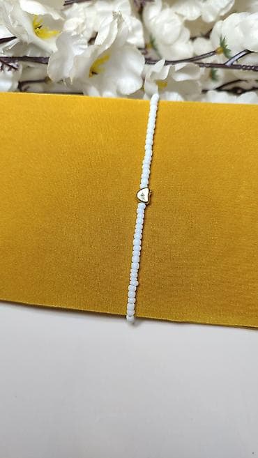 tople pidžame: Minimalistička narukvica sa sitnim belim perlama i zlatnim priveškom u — 1