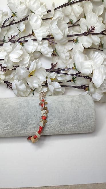 mindjuse za celo uvo: Narukvica od školjki i crvenih perli - Dizajn: nežno asimetričan niz — 3