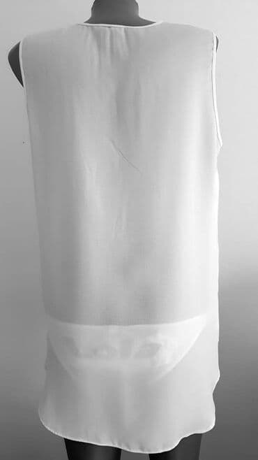 Tunika Peacocks 42 cena 600
poliester
sirina grudi 55 duzina ledja 79 — 2