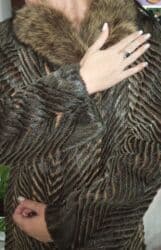 prsluci sa krznom: Dugački ženski kaput od krzna, elegantnog kroja sa naglašenim šarama u — 1