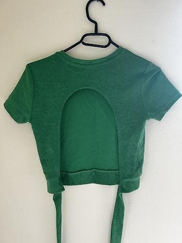 doca слике: Zeleni ženski crop top sa kratkim rukavima i okruglim izrezom — 2