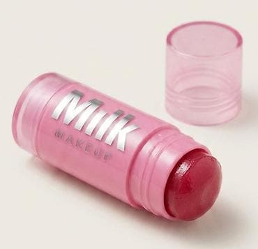 crne uske farmerke: Milk Makeup Lip + Cheek stik u nijansi bobičasto‑ružičaste — 1