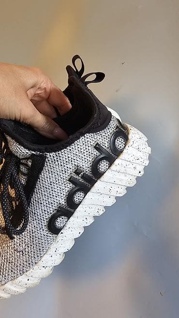 kickers obuca u beogradu: Adidas patike za dečaka kupljene u Americi. Jedina mana što je pukla — 2