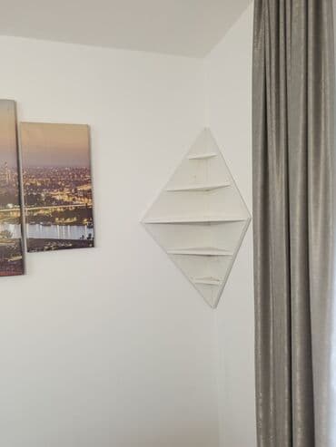 Polica 26 Materijal: Univer debljine 18mm u belom dekoru. Dimenzije — 4