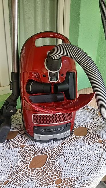 panasonik tv: Miele S8310 usisivač sa kesom – 300–2200 W, Made in Germany. Crvena — 4