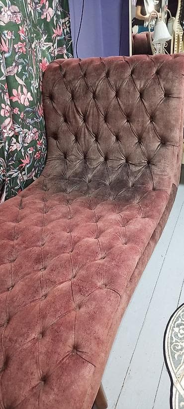 Baršunasta chaise longue – elegantna ležaljka sa dugmadima