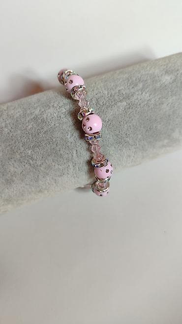roze ugg: Ružičasta narukvica sa kristalnim perlama i sjajnim distancerima - — 3