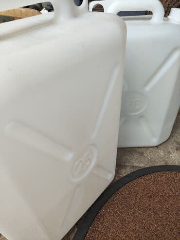 Kante: Plastični kanisteri – 20 L i 25 L - Materijal: čvrsta bela plastika — 1