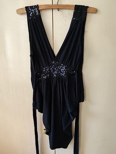 satenski top: Elegantna crna večernja haljina bez rukava sa dubokim V izrezom — 1