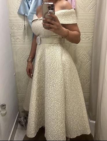 Elegantna krem midi haljina sa spuštenim ramenima - Kroj: A‑linija