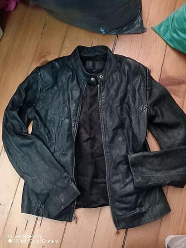 krzneni kaput: Crna kožna jakna, minimalističkog „biker“/motociklističkog stila. - — 1