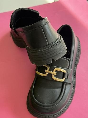 ženske kožne cipele: Crne mokasine sa zlatnom snalom Bez oštećenja Broj 27 duzina gazista — 2