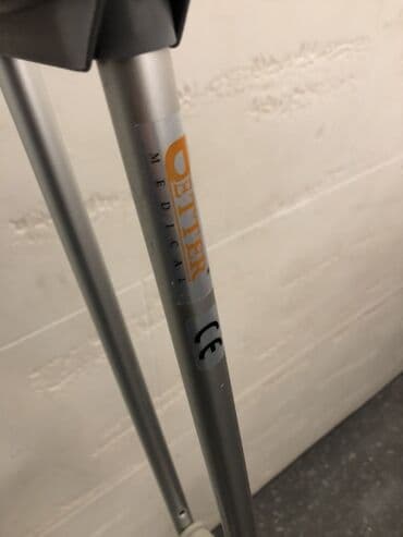 Donji delovi trenerke: Dve vrste štaka – komplet parova. 1) Pazušne štake (Underarm — 2