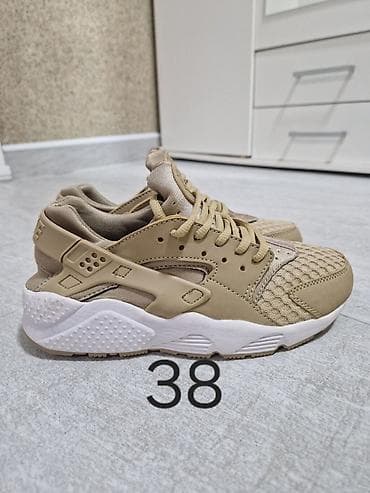 Patike Nike Air Huarache – veličina 38 - Boja: bež/peskasto sa belim na lalafo.rs Patike Nike Air Huarache – veličina 38 - Boja: bež/peskasto sa belim