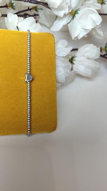 Delikatna narukvica sa sitnim sedefasto-sivim perlicama i centralnim na lalafo.rs Delikatna narukvica sa sitnim sedefasto-sivim perlicama i centralnim