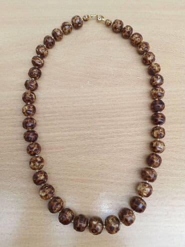 Ogrlica 10 Ogrlica, braon šarena Dužina-obim oko 64 cm, prečnik 1,5