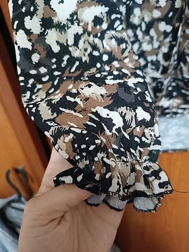pull and bear majice: Ženska bluza - Model: dugačak rukav sa blagim volanom/ranflom na — 2