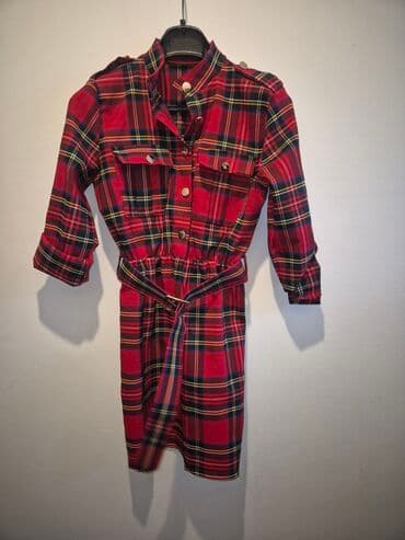 Dve haljine – crvena tartan košulja-haljina i crvena čipkana haljina — 3