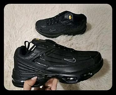 Crne sportske patike sa niskim profilom i debelim đonom, dizajnirane