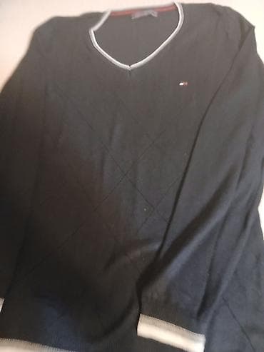 dzemper na pruge: Muški džemper sa V-izrezom, tamnoplave boje. - Diskretan sitni logo — 2