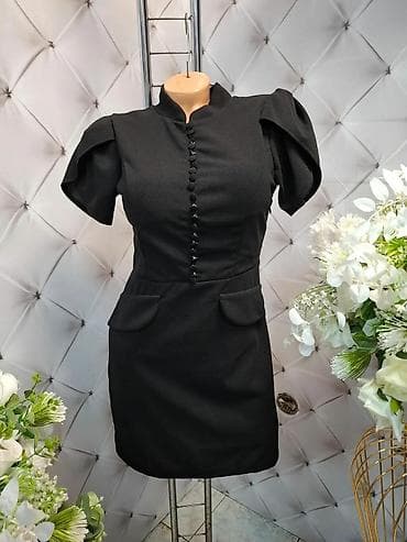 torba za rame: Elegantna ženska mini haljina sa kratkim rukavima i visokim kragnom — 3