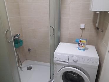 Sobe: Stan se sastoji od dnevnog boravka sa kuhinjom, i odvojenom spavaćom — 6