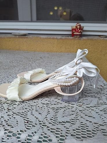 štikle sa crvenim đonom: Sandale sa biserima – broj 39 - Gazište: 25 cm - Visina štikle: 5 cm — 7