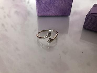 Belts: Srebrni prsten "ruke koje grle" (925) – visok sjaj, glatke linije za — 1