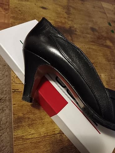 kozne jakne stradivarius: Elegantne ženske salonke – crne - Model: klasične salonke sa — 4