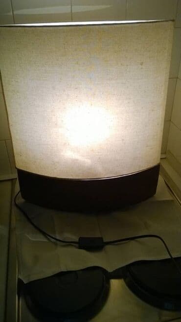 sampanjac mali: Stona lampa na drvenom postolju visina 46, sirina 40 cm, E 27 — 3