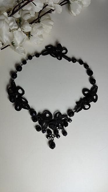 Ogrlica od crne čipke sa perlama i visećim privjescima - Elegantna — 2