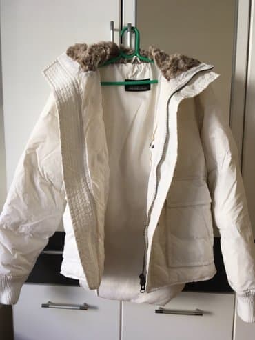 bele pantalone zara: Sorbino bela perjana jakna veličina l. Na kragni je pravo krzno koje — 1