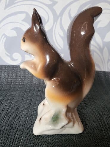 velike svece: Porcelanska nova figura veverice 70te. Figura nova sve na njoj je — 8