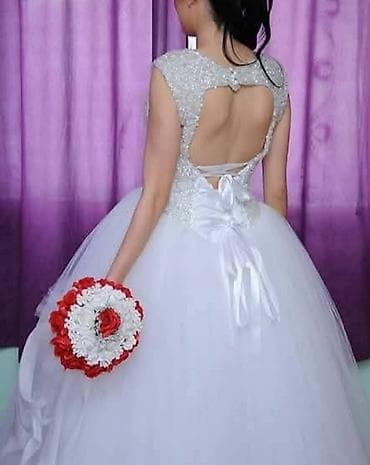 Muška odeća: Belo balsko venčanica sa šljokičastim detaljima i bogatom suknjom od — 4