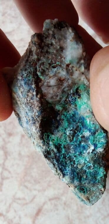 Kristali i minerali: Prirodni mineralni uzorak sa grubom, nepravilnom formom. Odlikuje se — 48