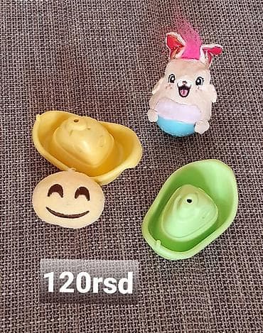 Set malih igračaka za decu: - 2 plastična čamčića (žuti i zeleni) –