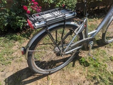 test iz engleskog za 3 razred: Električni bicikl Vital Bike u srebrnoj boji. Ima ram standardne — 2
