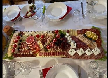 cena prohromskog lima po kilogramu: Slana torta za proslave, pažljivo aranžirana sa raznim vrstama — 9