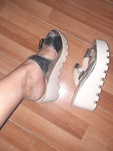 tommy zenske cizme: Srebrne ženske klompe/sandale na platformu - Model: slip-on klompe — 3