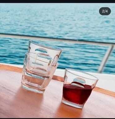 crvene case za gorki list: 2 vrste čaša Malo manje od klasičnih čaša 6 komada 500 dinara Po 5 — 2