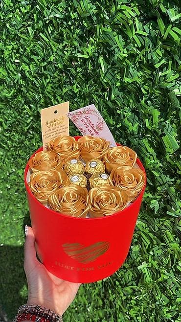 Čaj, kafa, pića: Luksuzna poklon kutija “Just for You” sa ručno rađenim zlatnim ružama — 1