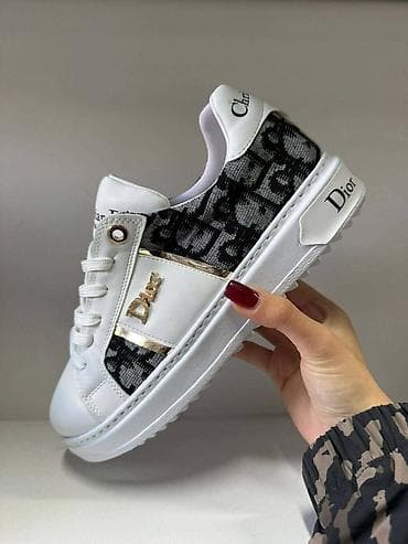 ugg papuce bele: Dior patike

36 do 40

4.700 din — 1